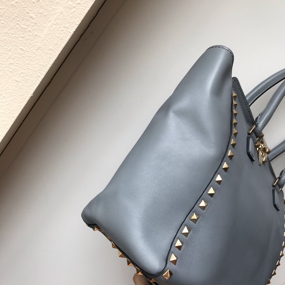 SOLD Valentino rockstud tote medium - Picture 3 of 8